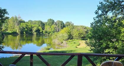 Lakefront Lodge! Private 6 acres; Great Fishing; Dog Friendly; Close to Dells