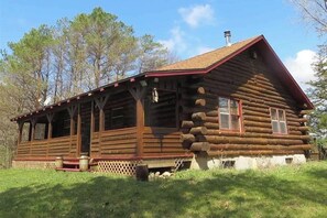 Exterior - Lakefront Lodge! Private 6 acres; Great Fishing; Dog Friendly; Close to Dells (Oxford)