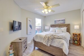 2 bedrooms, desk, Internet, bed sheets - Courtyard Villa w/ Lanai & Community Amenities! (The Villages)