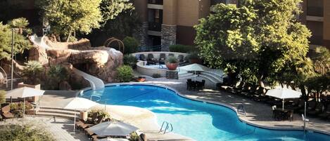 Utendørsbasseng og et oppvarmet basseng