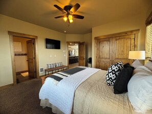 7 bedrooms, travel crib, WiFi, bed sheets - Mountain Shores Lodge - lake view - 35 miles to Yellowstone! (Island Park)