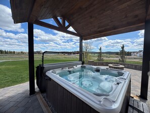 Outdoor spa tub - Mountain Shores Lodge - lake view - 35 miles to Yellowstone! (Island Park)
