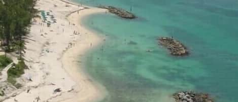 Playa en los alrededores, camastros y toallas de playa
