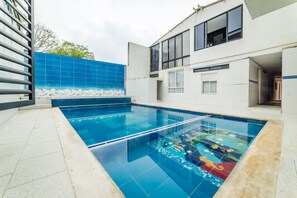 Una piscina al aire libre