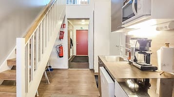 Fridge, microwave, dishwasher, cookware/dishes/utensils