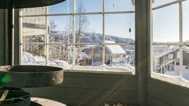 A room with a large window overlooking a snowy landscape. - Gasthalla b paritalo by Interhome (Hyrynsalmi)