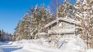A snow-covered building with a balcony and a snow-covered path in front. - Gasthalla b paritalo by Interhome (Hyrynsalmi)