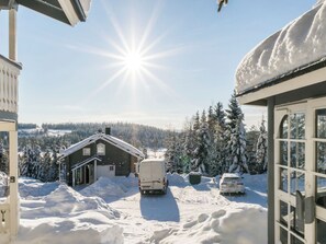 A snow-covered landscape with a wooden cabin and a white van parked in front. - Gasthalla b paritalo by Interhome (Hyrynsalmi)
