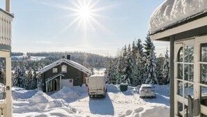 A snow-covered landscape with a cabin, a van, and a car parked in front. - Gasthalla b paritalo by Interhome (Hyrynsalmi)