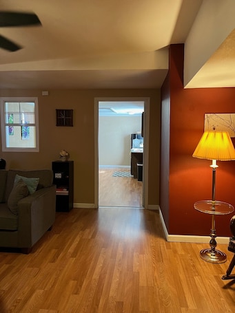 Smart TV, fireplace, DVD player, books. Off the Beaten Path!! StarLink Internet