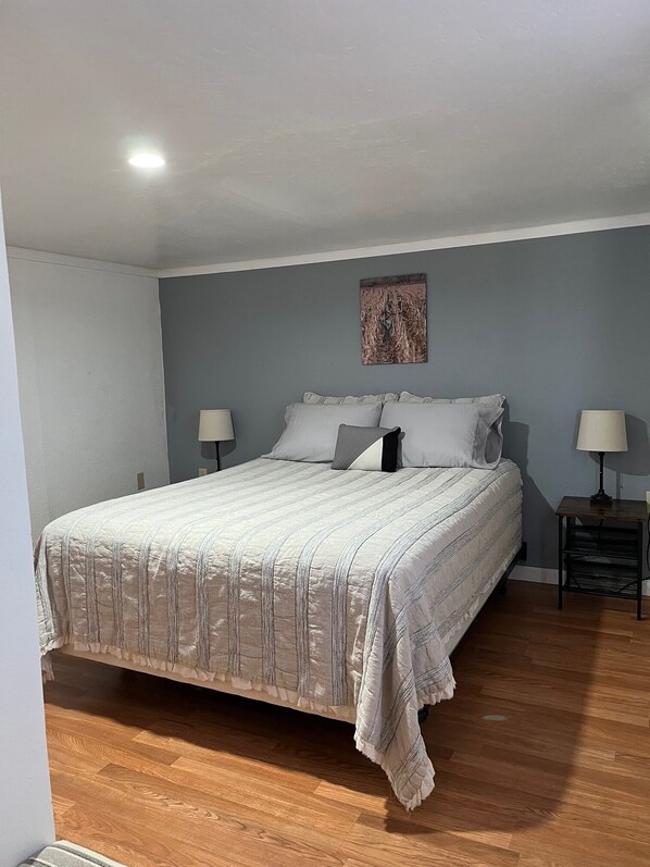 2 عدّة غرف نوم ومكتب ومكواة/لوح كي وواي فاي مجانًا