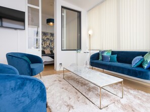 TV - Modern 2-Br Apartment in the Heart of Cannes (Cannes)