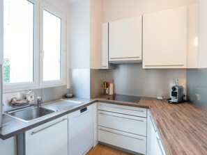 Een koelkast, een microgolfoven, een oven, een kookplaat