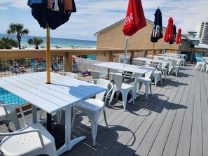 Outdoor dining - Seas The Dream! 11-Pools, Pickle Ball & Putt-Putt! (Panama City Beach)