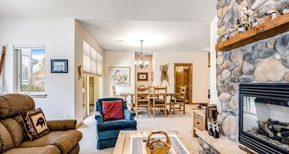 Inviting Townhouse w/ Free WiFi, Washer/Dryer, Gas Fireplace, & Furnished Porch