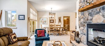 Inviting Townhouse w/ Free WiFi, Washer/Dryer, Gas Fireplace, & Furnished Porch