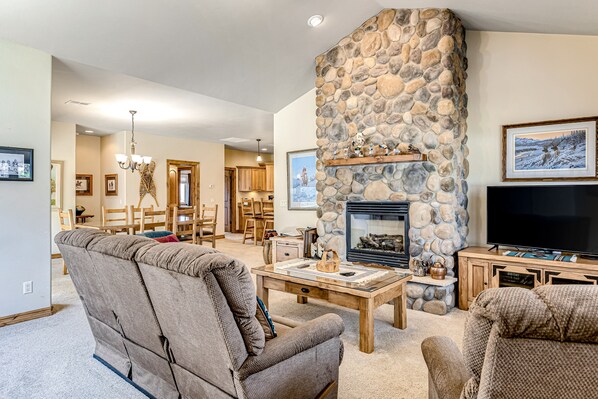 TV, fireplace, DVD player, books - Inviting Townhouse w/ Free WiFi, Washer/Dryer, Gas Fireplace, & Furnished Porch (Pagosa Springs)