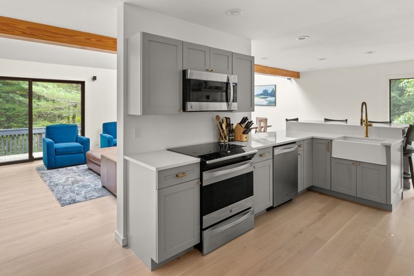 Geladeira, micro-ondas, fogão, cooktop