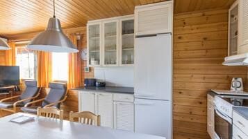 Refrigerador, microondas, lavavajillas y utensilios de cocina