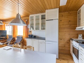 Refrigerador, microondas, lavavajillas y utensilios de cocina 