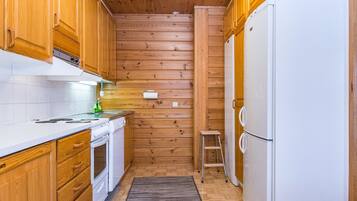 Fridge, microwave, dishwasher, cookware/dishes/utensils