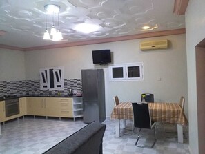 Fridge, microwave, oven, stovetop - MangoHouse the right place to be!! (Serrekunda)