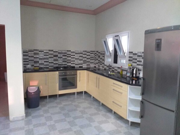 Fridge, microwave, oven, stovetop - MangoHouse the right place to be!! (Serrekunda)