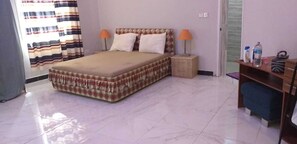 9 bedrooms, free WiFi, bed sheets - MangoHouse the right place to be!! (Serrekunda)