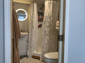 Dusche, Haartrockner, Handtücher