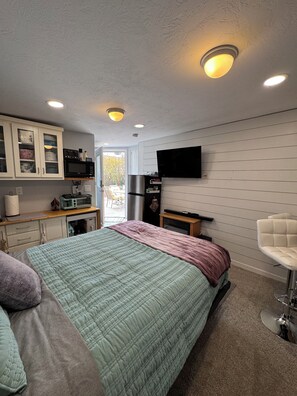 1 bedroom, WiFi, bed sheets - Cozy Yet Comfortable! (St. George)