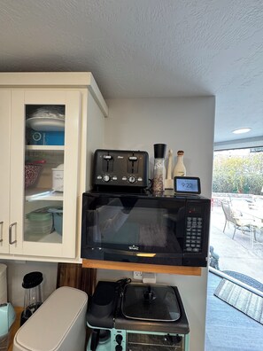 Microwave, coffee/tea maker, toaster oven, cookware/dishes/utensils - Cozy Yet Comfortable! (St. George)