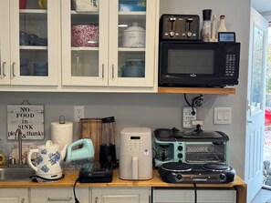 Microondas, cafetera y tetera, horno tostador y utensilios de cocina