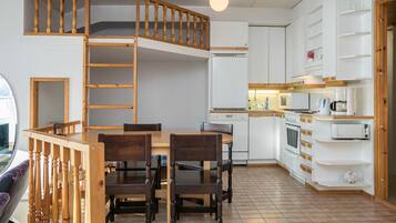 Réfrigérateur, micro-ondes, batterie de cuisine, vaisselle et ustensiles