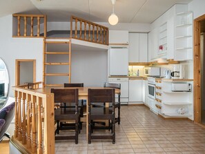 Geladeira, micro-ondas, talheres/pratos/utensílios de cozinha