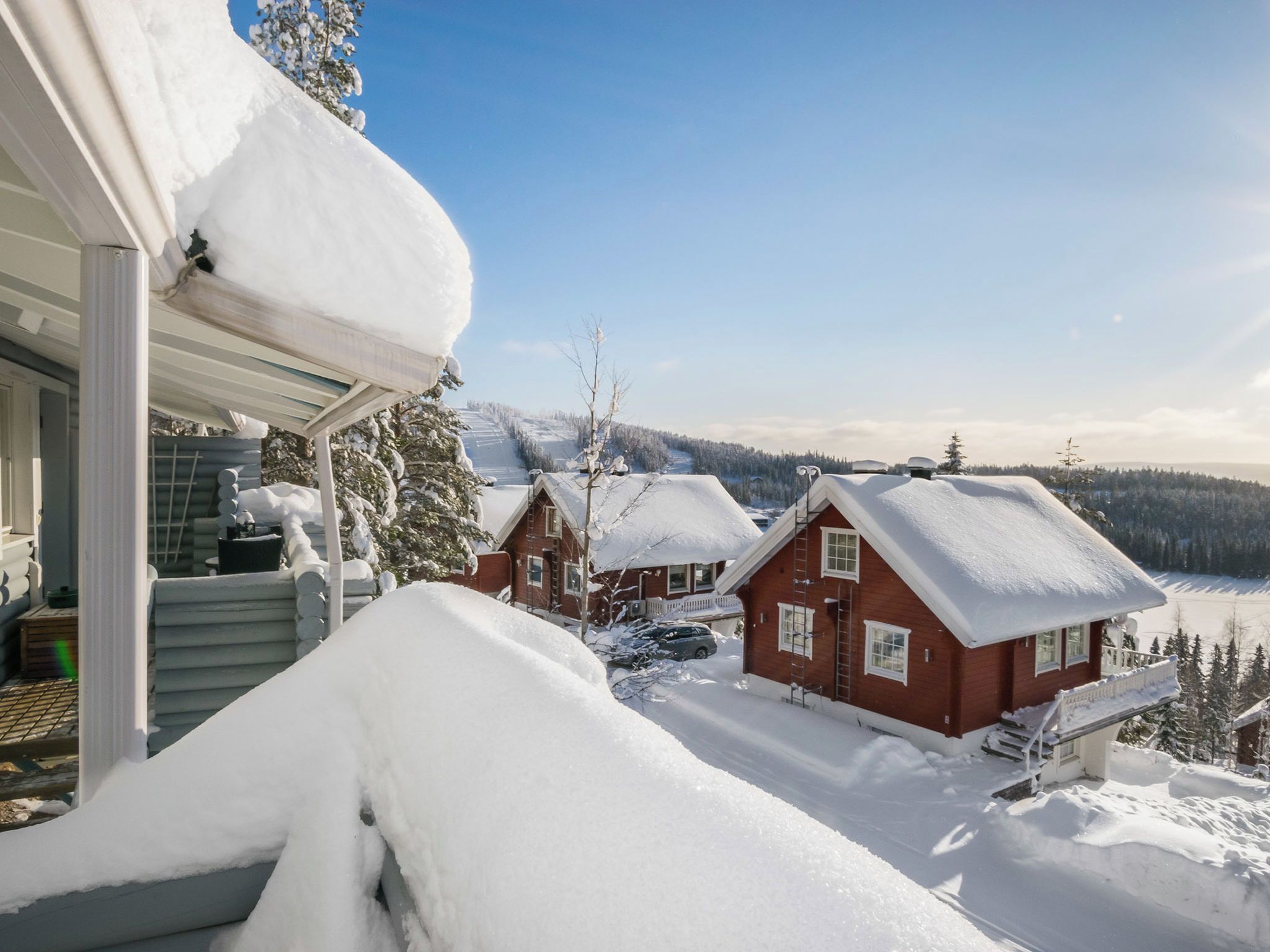 Ett snötäckt bostadsområde med hus och en klar himmel.
