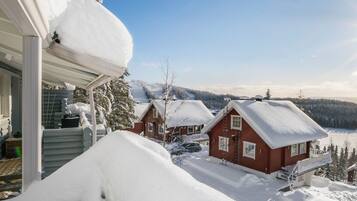 Ett snötäckt bostadsområde med hus och en klar himmel.