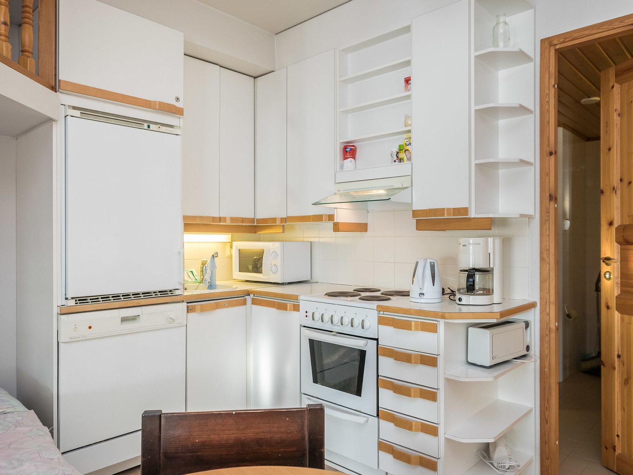 Frigorífic, microones i utensilis de cuina, vaixella i coberteria 