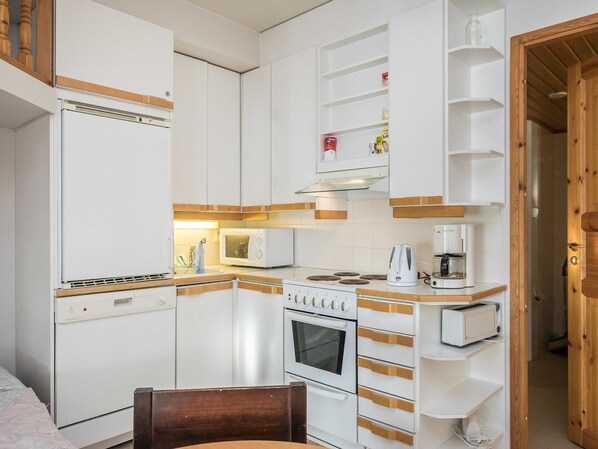 Geladeira, micro-ondas, talheres/pratos/utensílios de cozinha