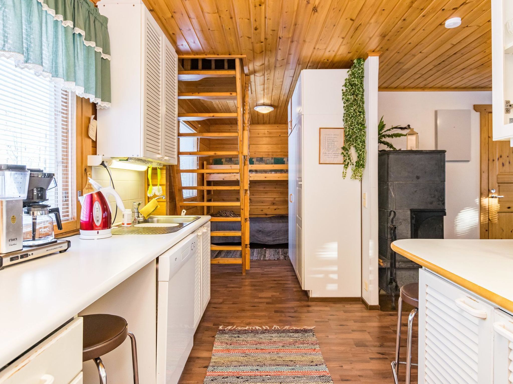 Refrigerador, microondas, lavavajillas y utensilios de cocina 