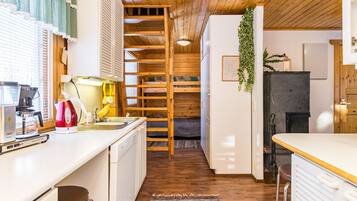 Refrigerador, microondas, lavavajillas y utensilios de cocina