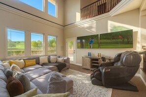 Smart TV, chimenea, libros y estéreo 