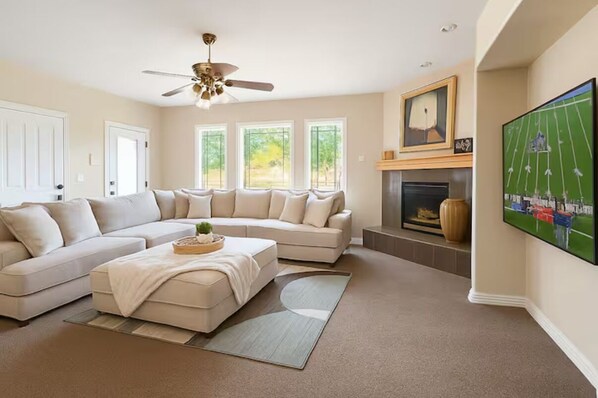 Smart TV, chimenea, libros y estéreo 