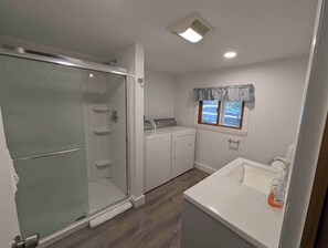 Combined shower/tub, hair dryer, towels, shampoo - Somes Pond Charming Waterfront Cottage (Mt. Desert)