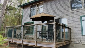 Un bâtiment à deux étages doté d’un balcon, d’un espace extérieur couvert aménagé en coin salon et d’une enceinteClose.