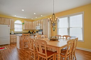 Dining - 4BR beach getaway steps away from the beach with community pool (Ocean Isle Beach)