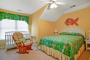 4 bedrooms, travel crib, free WiFi - 4BR beach getaway steps away from the beach with community pool (Ocean Isle Beach)