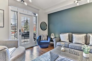 TV, stereo, offices - ⭐⭐⭐⭐⭐The Lambeth by Samsara Private Entry Panorama Top View Luxury 2BR and 2BTH (Canmore)