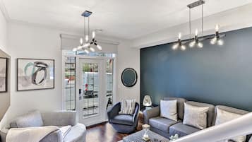 Una televisión, un reproductor estéreo, una oficina