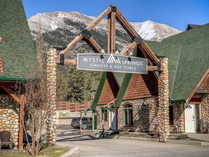 Exterior - ⭐⭐⭐⭐⭐The Lambeth by Samsara Private Entry Panorama Top View Luxury 2BR and 2BTH (Canmore)