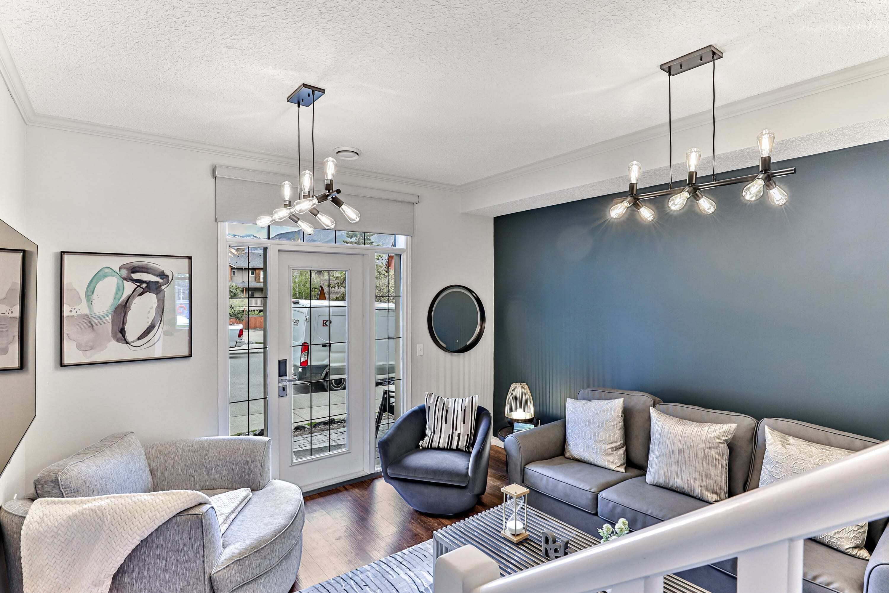 Een televisie, een stereo en een kantoor